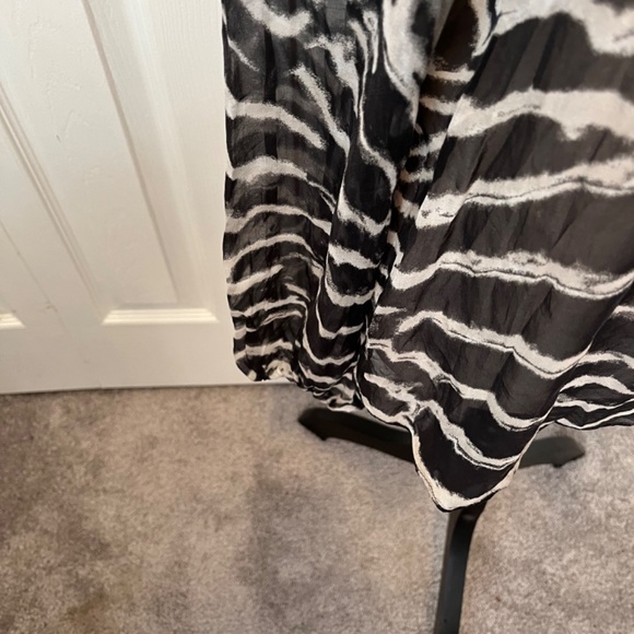 Elie Tahari pure silk size M top - Picture 12 of 15